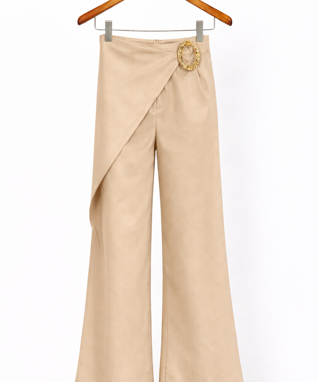 Calça areia pantalona com faixa transpassada na cintura e argola dourada frontal