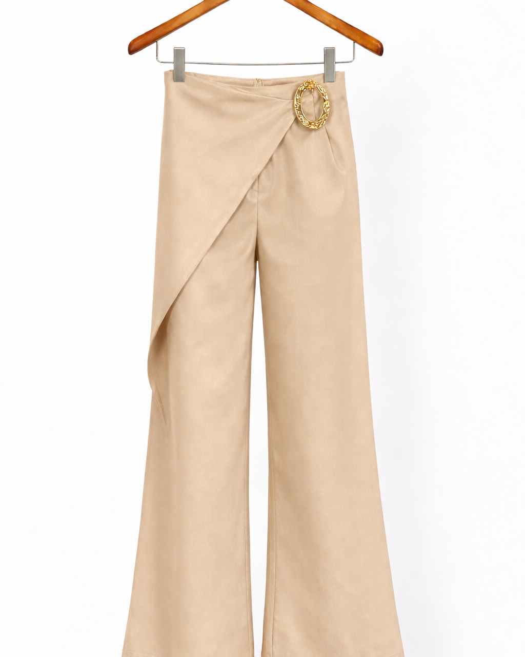 Calça areia pantalona com faixa transpassada na cintura e argola dourada frontal