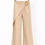 Calça areia pantalona com faixa transpassada na cintura e argola dourada frontal