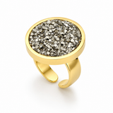 Anel dourado com oval de pirita em estilo drusa