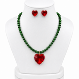 Conjunto de colar com cristais verdes e pingente coração vermelho, brinco coração vermelho