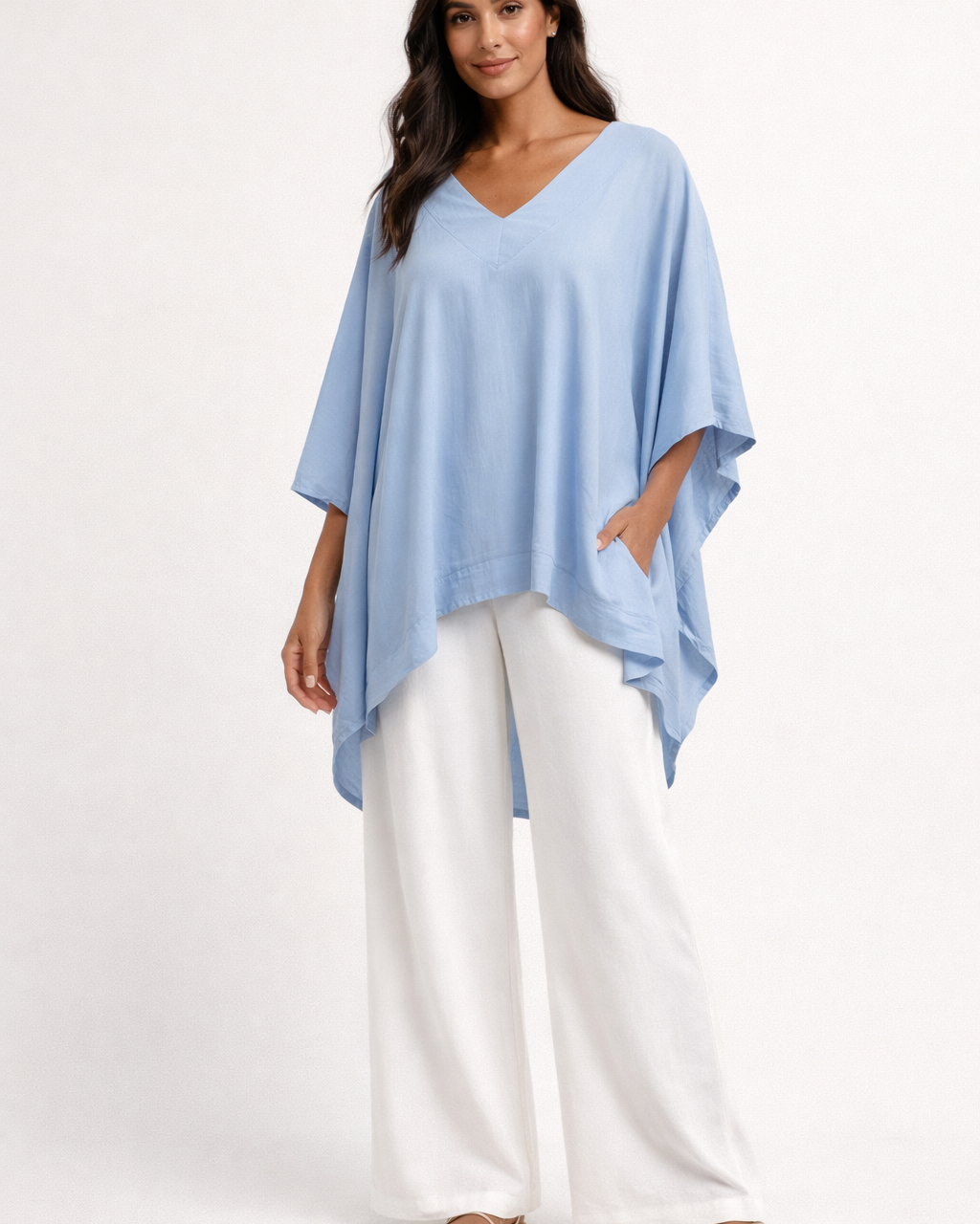 Blusa Elcy azul bebê, ampla, decote V, manga morcego e barra mais curta