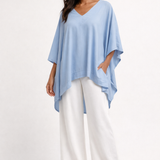 Blusa Elcy azul bebê, ampla, decote V, manga morcego e barra mais curta