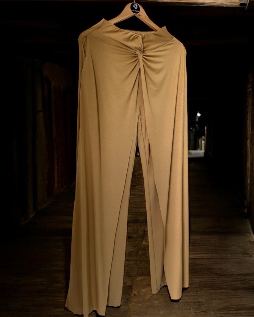 Calça Carol nude bege com fenda frontal, cós franzido e pernas largas.