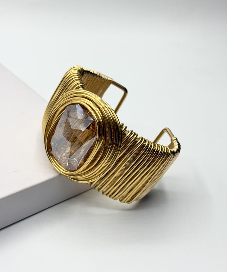 Bracelete de fio dourado com pedra oval transparente e fecho retangular
