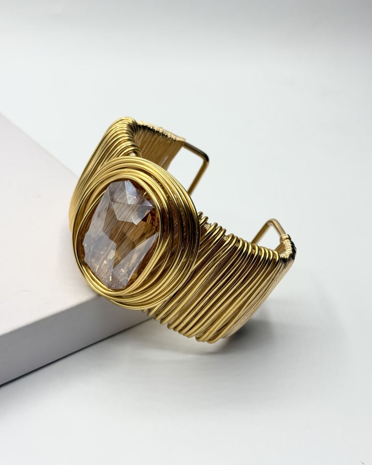 Bracelete de fio dourado com pedra oval transparente e fecho retangular
