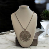 Colar longo com pingente mandala redondo prateado