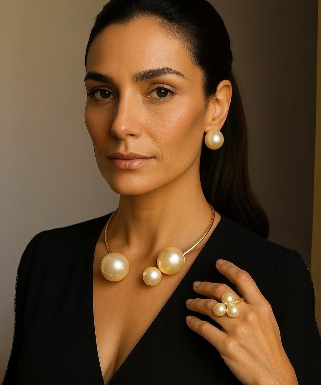 Colar dourado com pérolas redondas, modelo tipo choker, com fecho ao centro