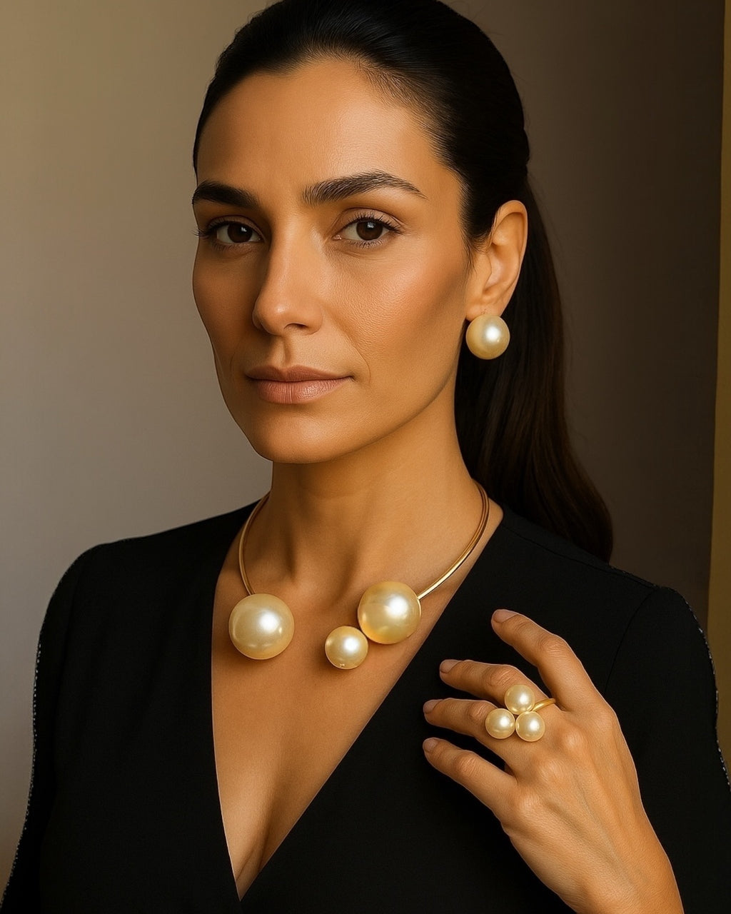 Colar dourado com pérolas redondas, modelo tipo choker, com fecho ao centro