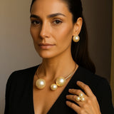 Colar dourado com pérolas redondas, modelo tipo choker, com fecho ao centro