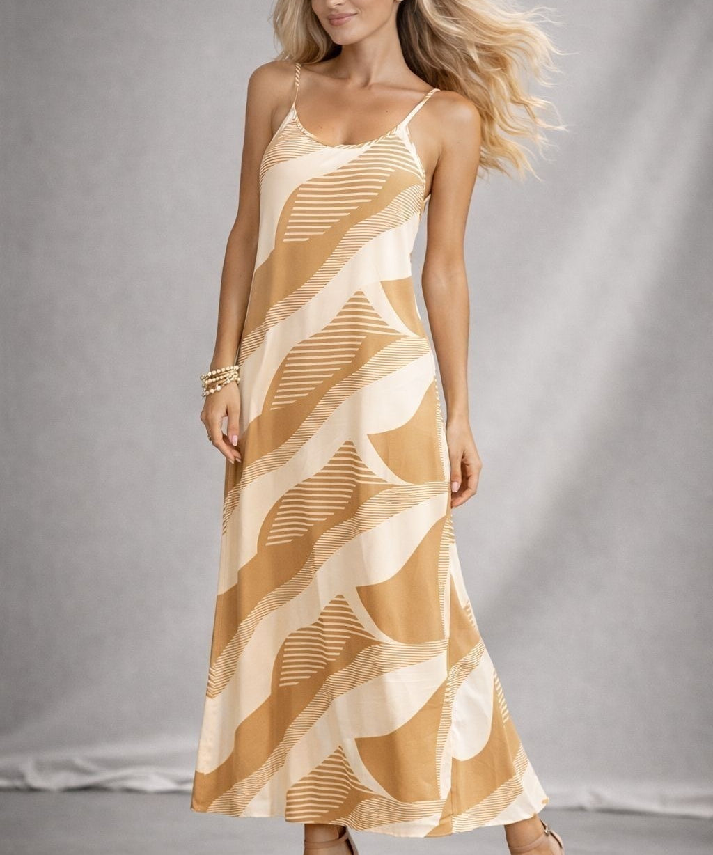 Vestido longo de alças finas bege e branco com estampa ondulada e caimento soltinho