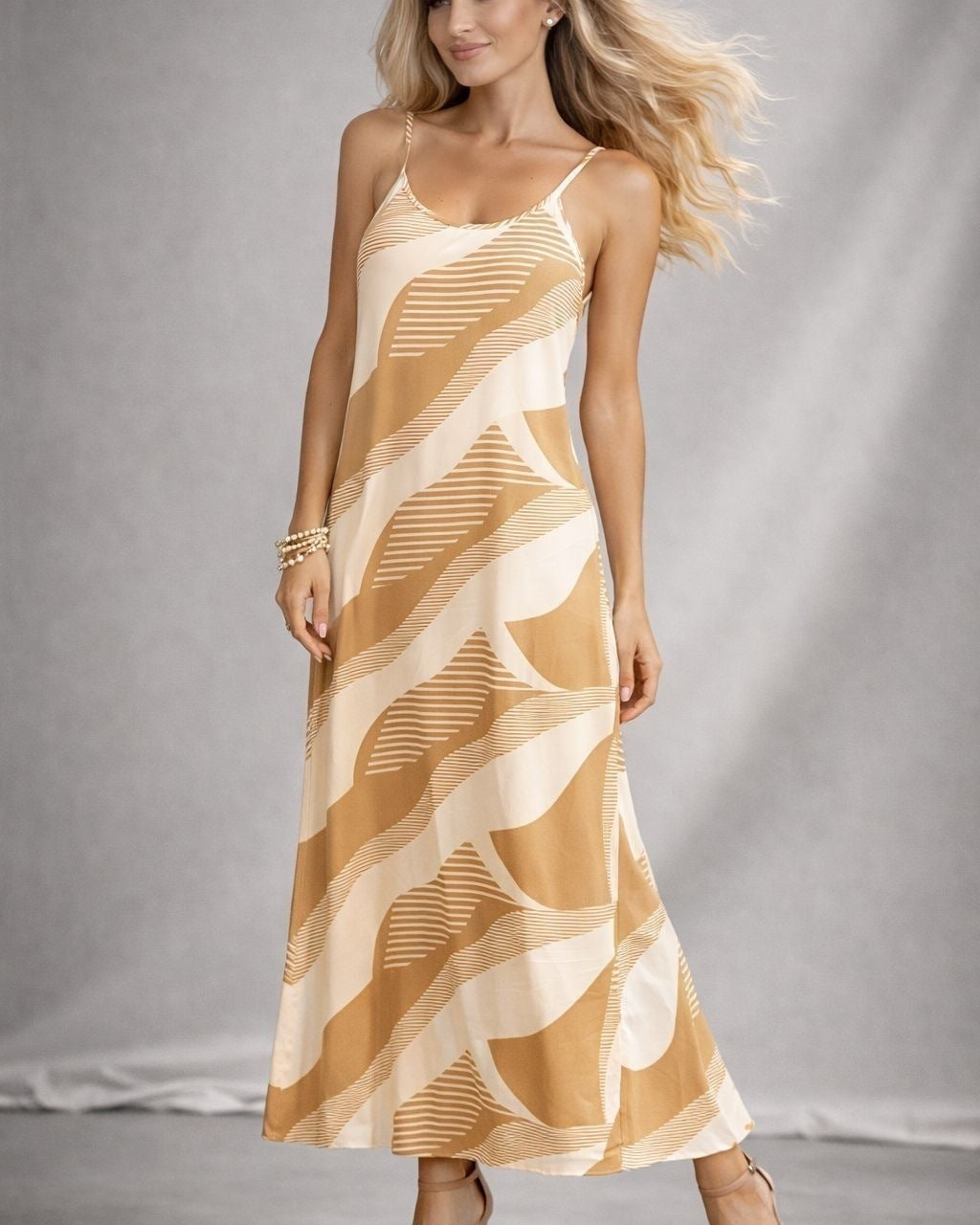 Vestido longo de alças finas bege e branco com estampa ondulada e caimento soltinho