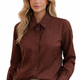 Camisa feminina bordô com textura sutil, botões e gola de camisa clássica