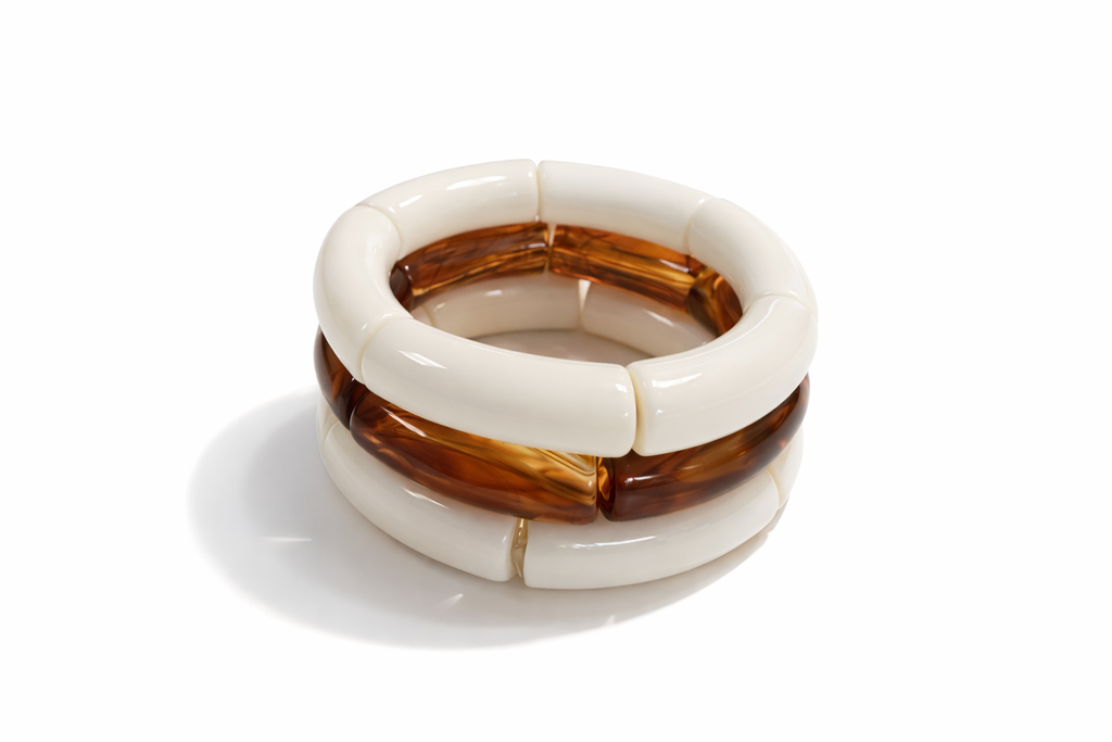 Trio de pulseiras de resina off-white e marrom, com três argolas empilhadas