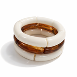 Trio de pulseiras de resina off-white e marrom, com três argolas empilhadas