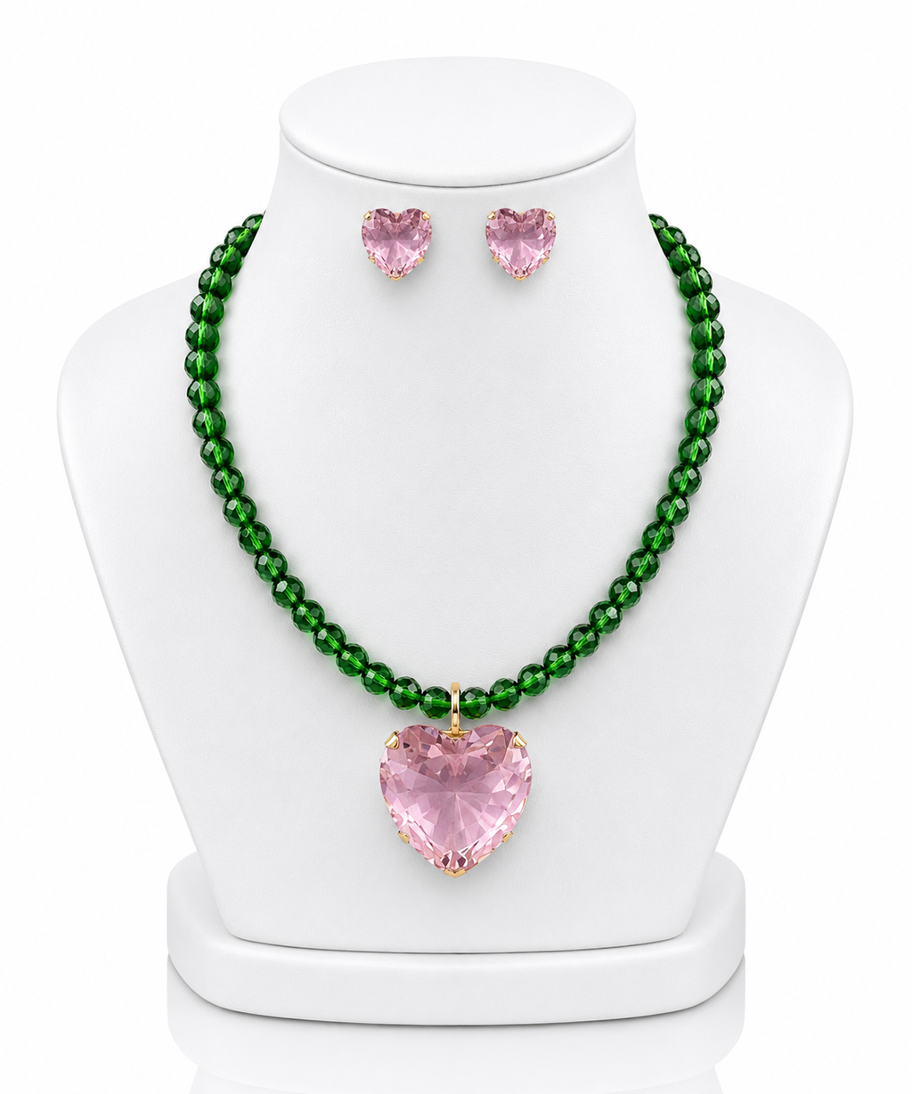 Conjunto colar com pedras verdes e pingente coração rosa, brinco coração rosa