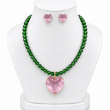 Conjunto colar com pedras verdes e pingente coração rosa, brinco coração rosa