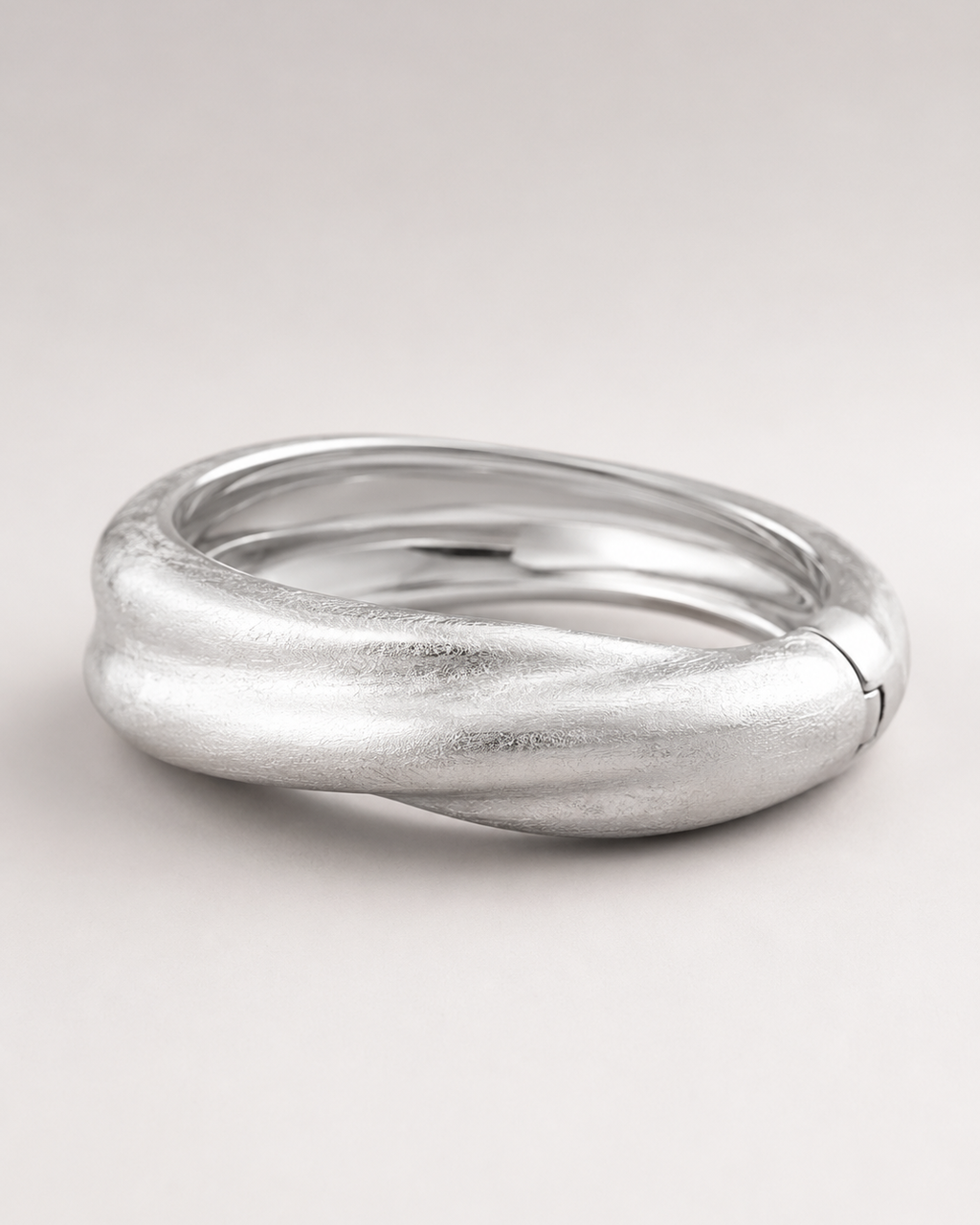 Pulseira maxi fosca prateada, aliança oval grossa com acabamento acetinado