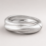 Pulseira maxi fosca prateada, aliança oval grossa com acabamento acetinado