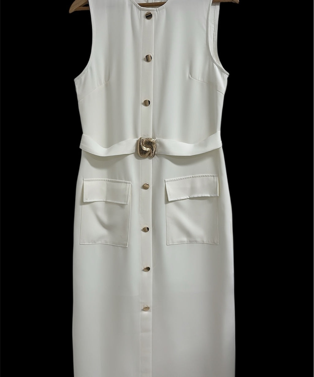 Vestido sem mangas branco, fechamento frontal por botões e bolsos tipo cargo