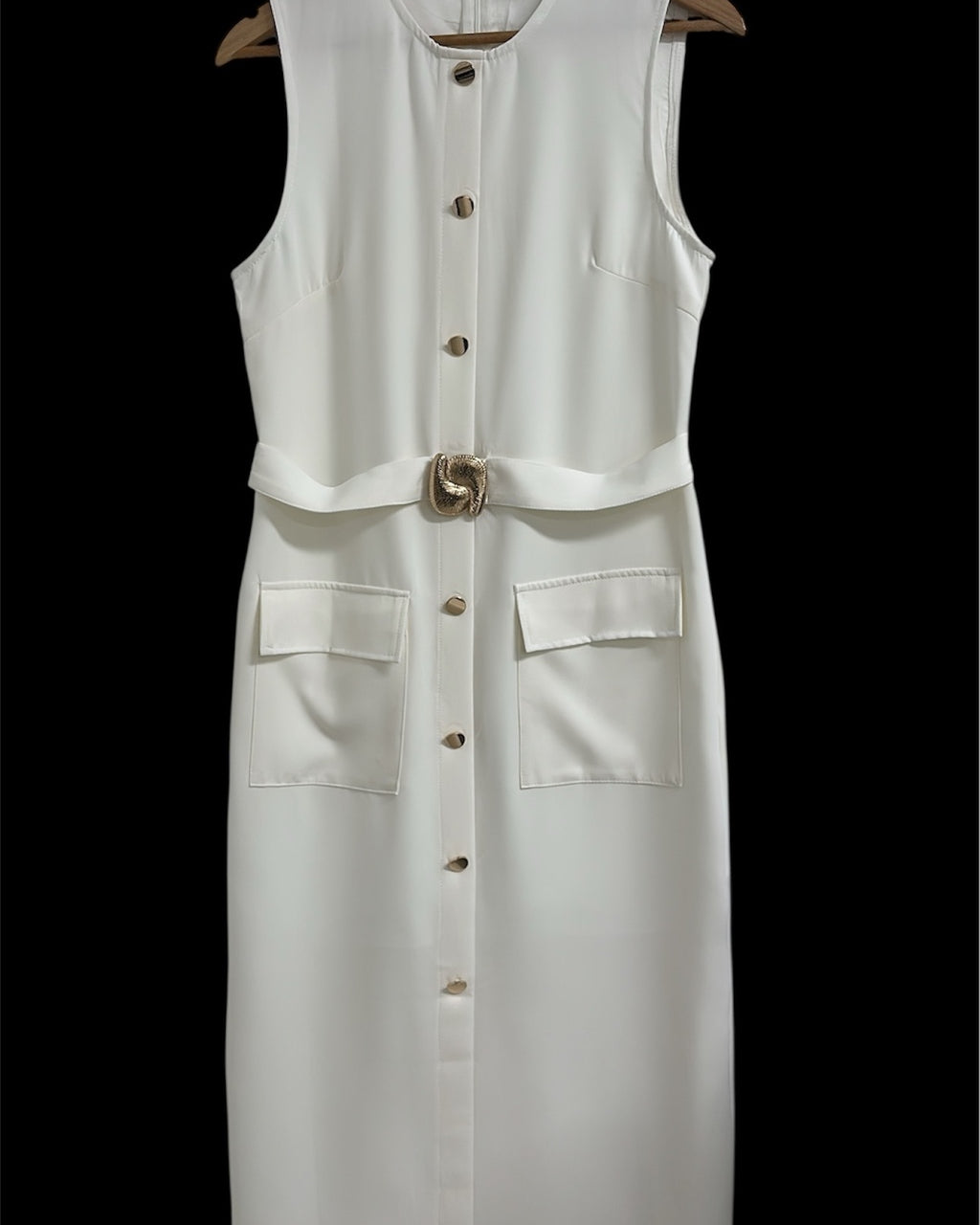 Vestido sem mangas branco, fechamento frontal por botões e bolsos tipo cargo