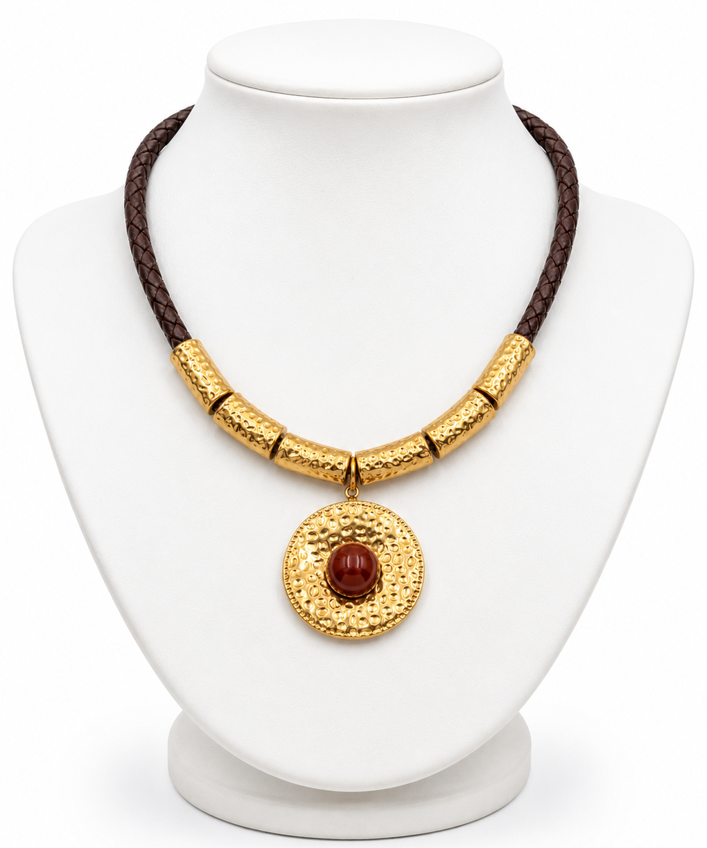 Colar Maria Leila com fio marrom trançado e pingente redondo dourado com pedra vermelha