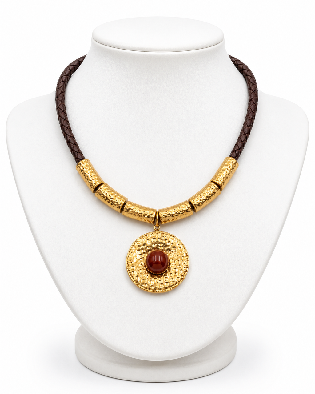 Colar Maria Leila com fio marrom trançado e pingente redondo dourado com pedra vermelha