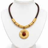 Colar Maria Leila com fio marrom trançado e pingente redondo dourado com pedra vermelha