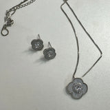 Conjunto Lisbela: colar e brincos prateados com pingente flor e zircônias
