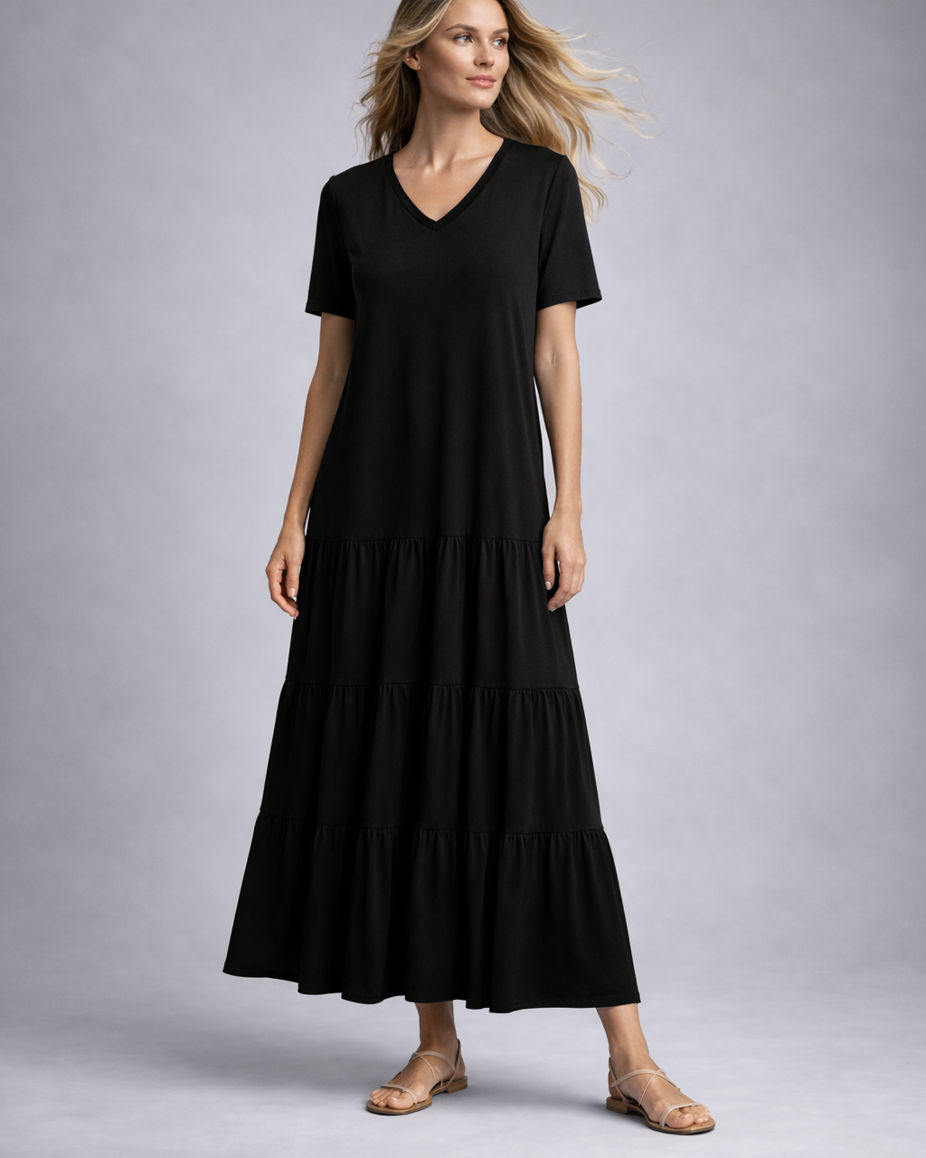 Vestido midi preto com mangas curtas e barra em camadas
