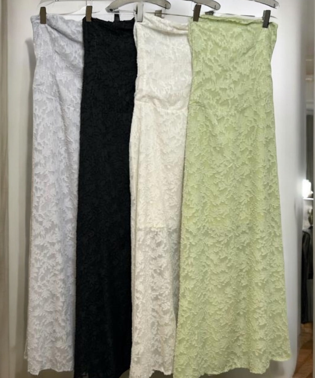 Vestidos longos de renda com tecido texturizado, em verde, preto, creme e cinza