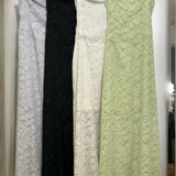 Vestidos longos de renda com tecido texturizado, em verde, preto, creme e cinza