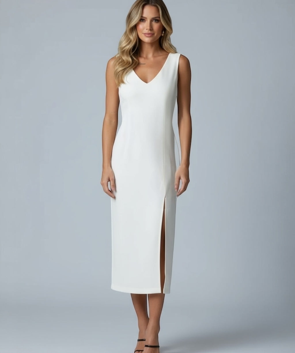Vestido midi off white com decote V e fenda na barra, visão frontal