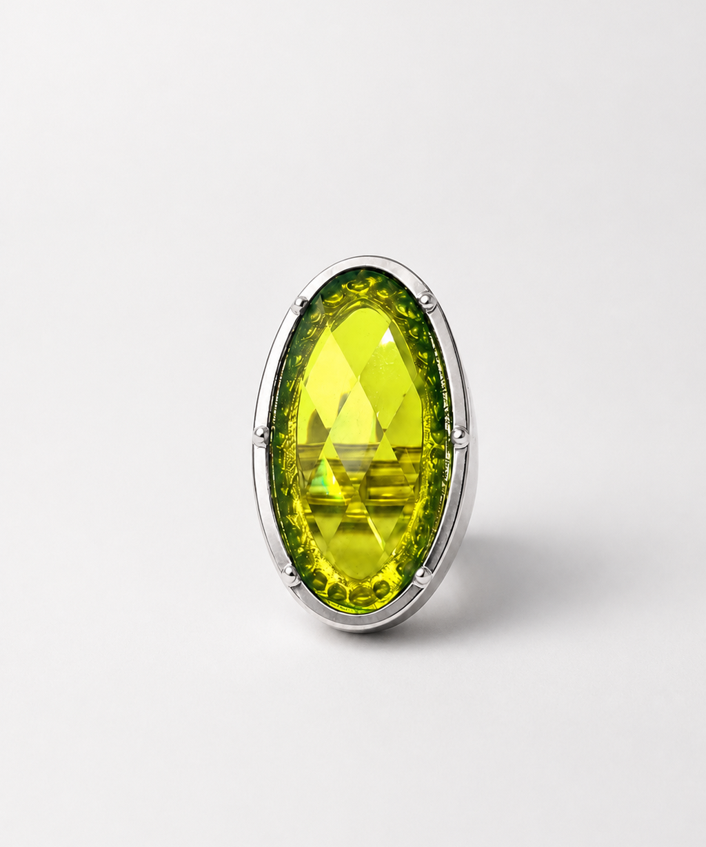Anel Jamaica com pedra oval verde-amarelada e aro prateado