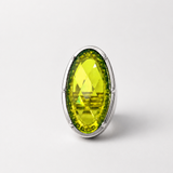 Anel Jamaica com pedra oval verde-amarelada e aro prateado