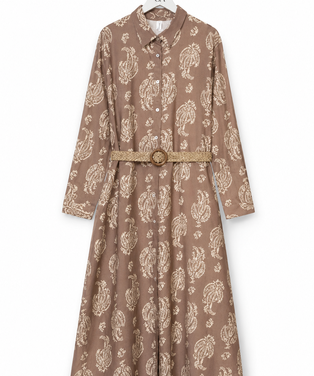 Chemise marrom-claro estampada, manga longa, abotoamento frontal e cinto na cintura