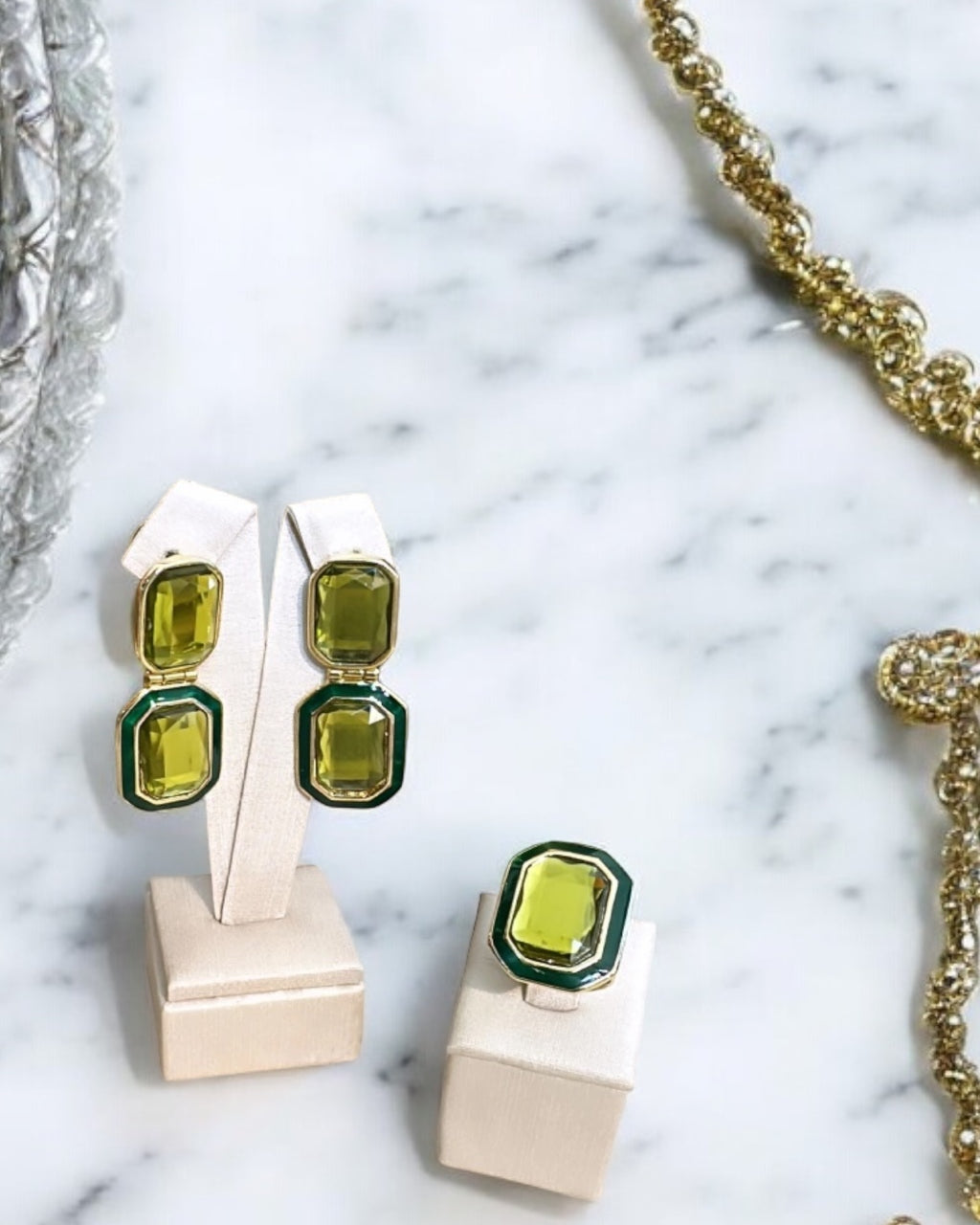 Brinco com cristais verdes em metal dourado, formato octogonal, dois níveis