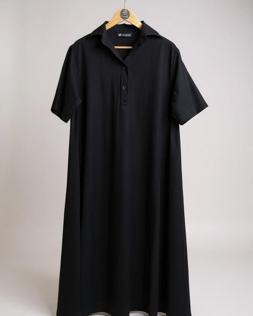 Vestido preto de gola polo com botões frontais, mangas curtas e comprimento midi