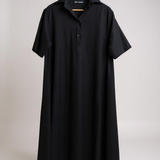 Vestido preto de gola polo com botões frontais, mangas curtas e comprimento midi