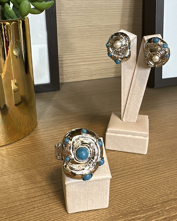 Brincos Marea prateados com pedra azul turquesa e detalhe floral