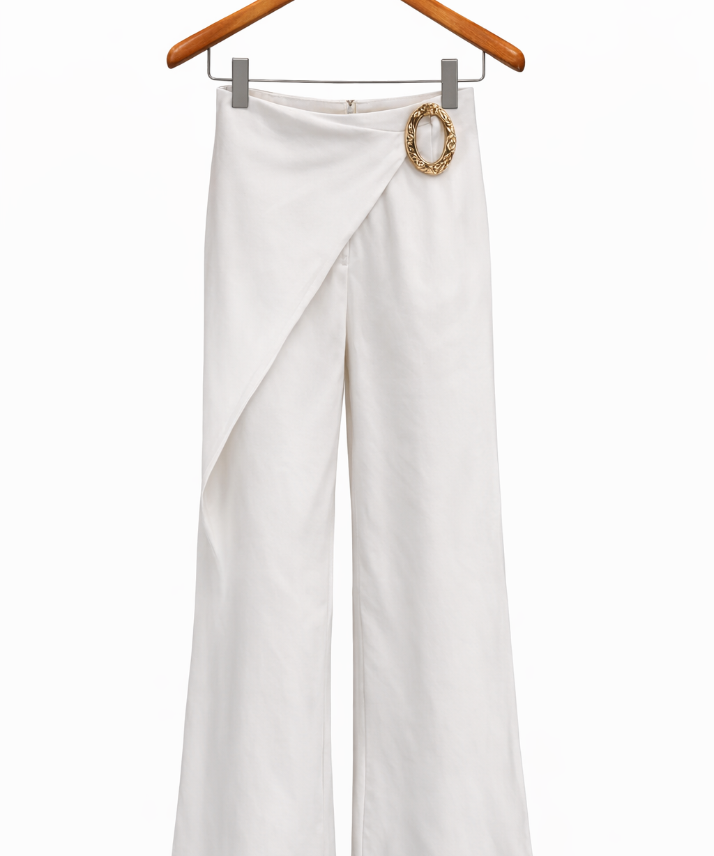 Calça off white pantalona com transpassado na cintura e argola dourada arredondada