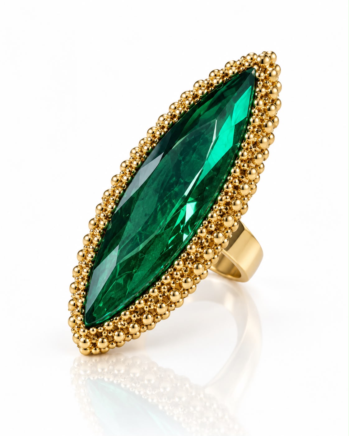 Anel Canoa verde facetado com aro dourado e contorno de pequenas esferas