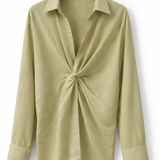Camisa bata verde oliva clara com nó central na frente e gola