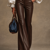 Calça flare marrom escura em couro sintético, cintura média, bolsos e fechamento frontal.