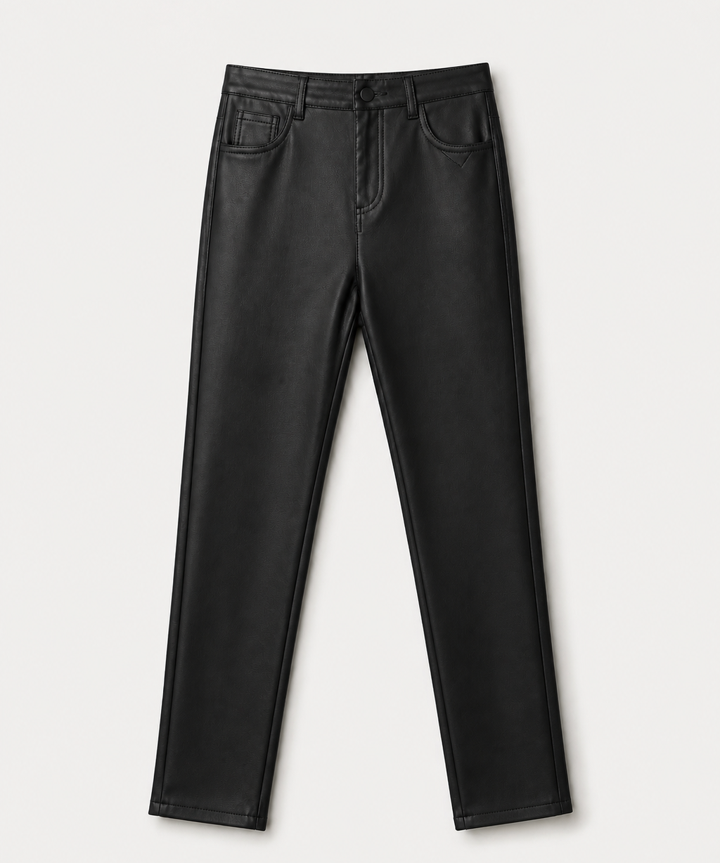 Calça skinny preta, detalhe do cós e bolsos frontais, modelagem justa.