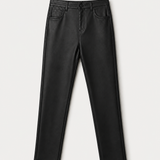 Calça skinny preta, detalhe do cós e bolsos frontais, modelagem justa.