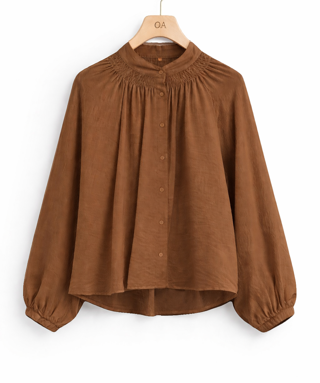 Blusa marrom com gola franzida, frente abotoada e mangas bufantes