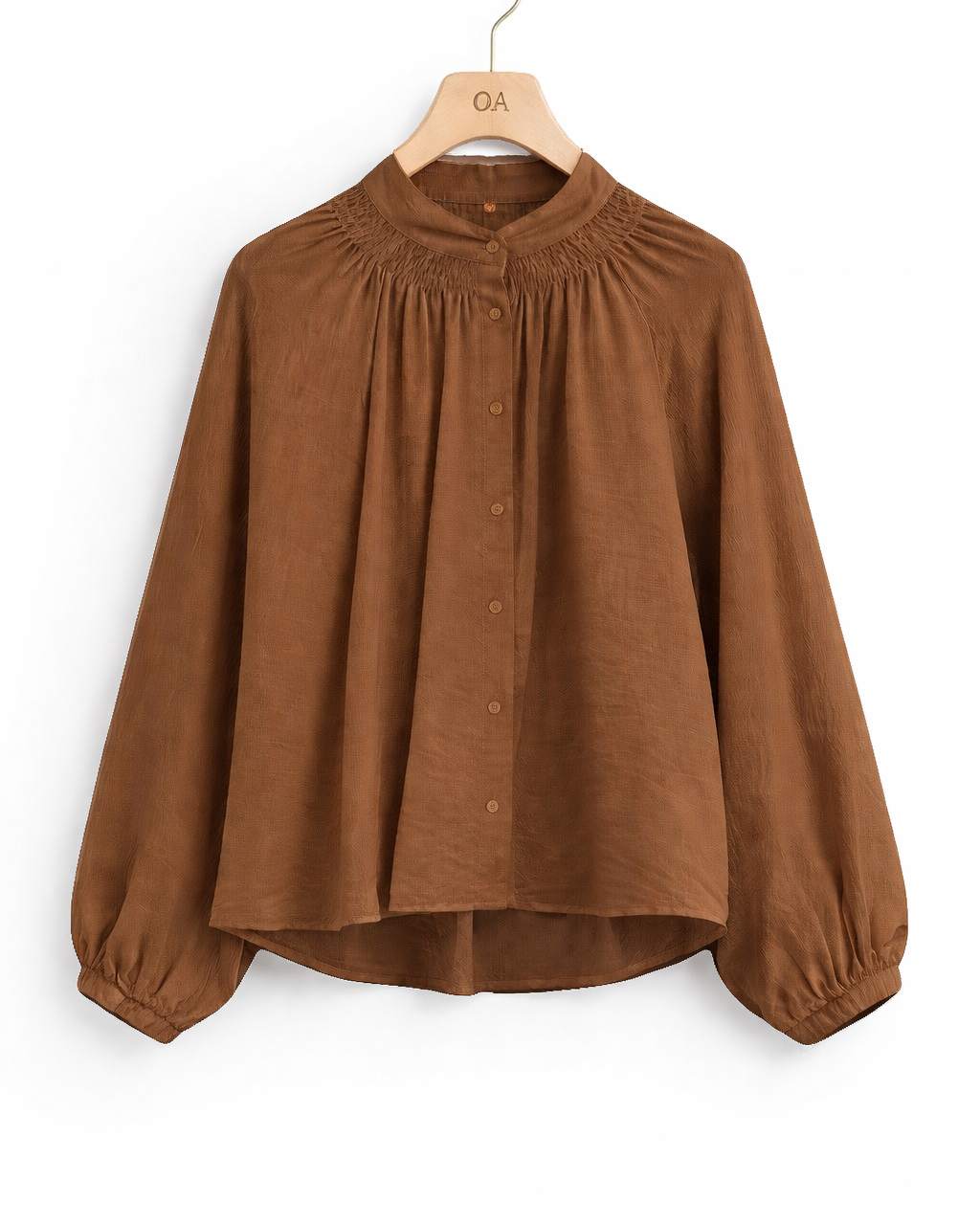 Blusa marrom com gola franzida, frente abotoada e mangas bufantes