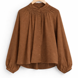 Blusa marrom com gola franzida, frente abotoada e mangas bufantes