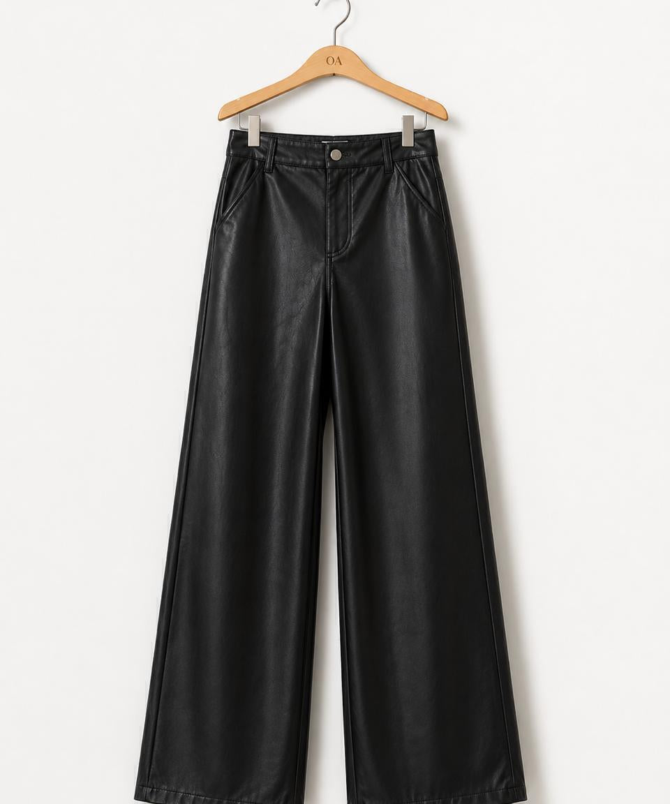 Calça preta de couro sintético, cintura alta, pernas largas, bolsos laterais